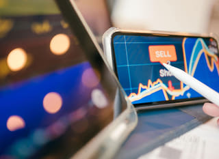 Operador de multimecado que estudia opciones de Bitcoin, Ethereum y forex