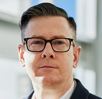 Retrato del CEO Alexander Hughes, ejecutivo de una empresa de comercio de criptomonedas